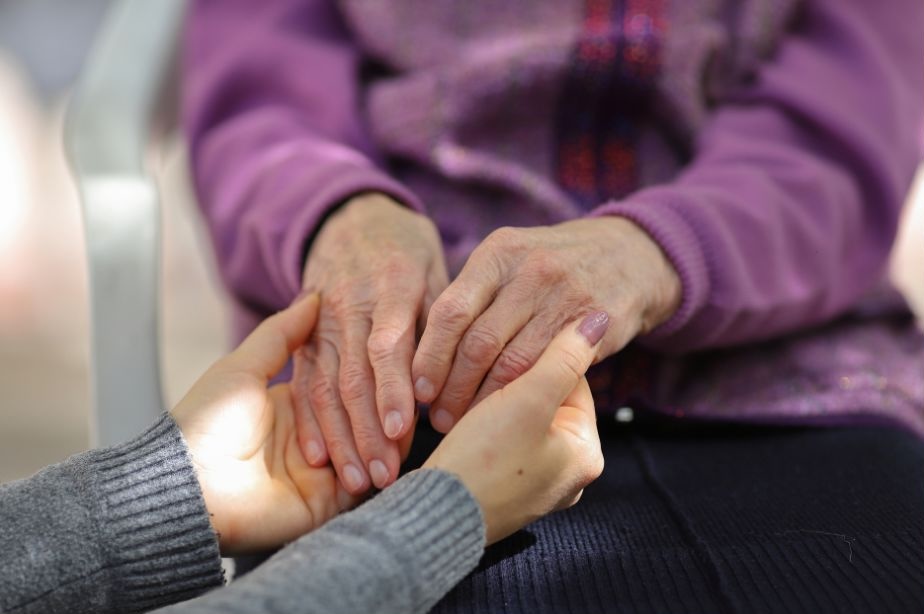 holdingseniorhands